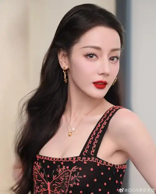 dear-迪丽热巴身着绮丽礼裙,尽显曼妙身姿.