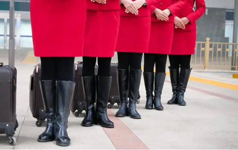 北京铁路除了空调暖风已经开启 更重要的原因是~ 乘务员小姐姐换秋装