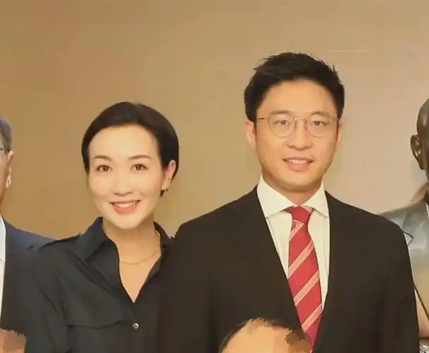 二儿子霍震寰率领着自己的一双儿女霍思纬,霍启文,侄子霍启刚和霍启山