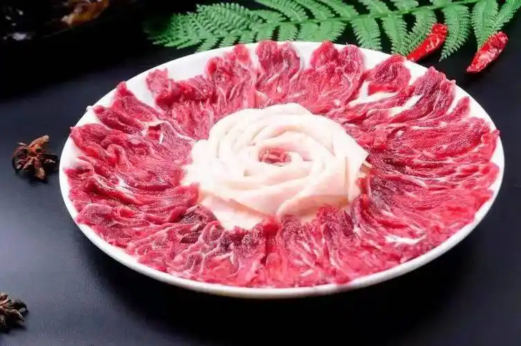 摆盘精美,呈现一朵花的形状,纹理清晰,红扑扑的非常诱惑=鲜香牛肉合集