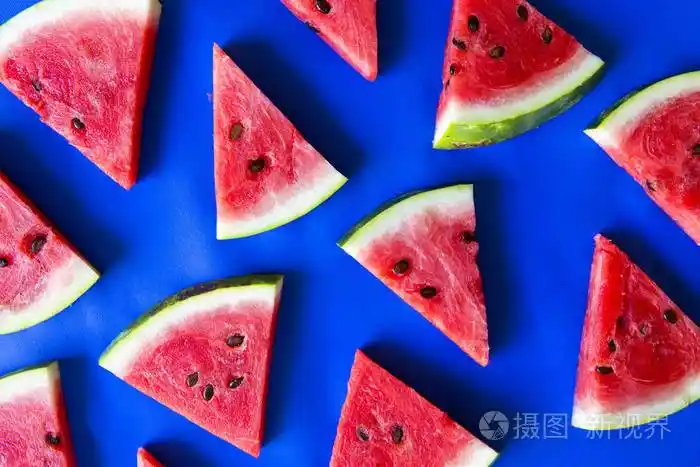 在蓝色背景下观看新鲜西瓜的顶部