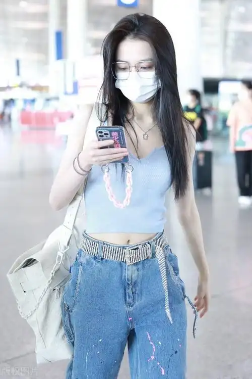 2021年8月29日,北京,徐璐现身机场.