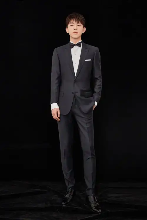 邓伦出席活动穿的像伴郎 网友隔空喊话:看完想要表白