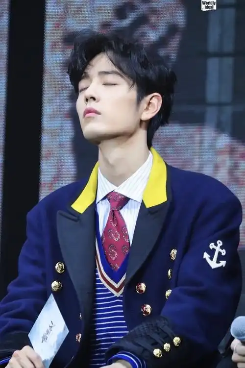 肖战下颌线清晰得要命##肖战