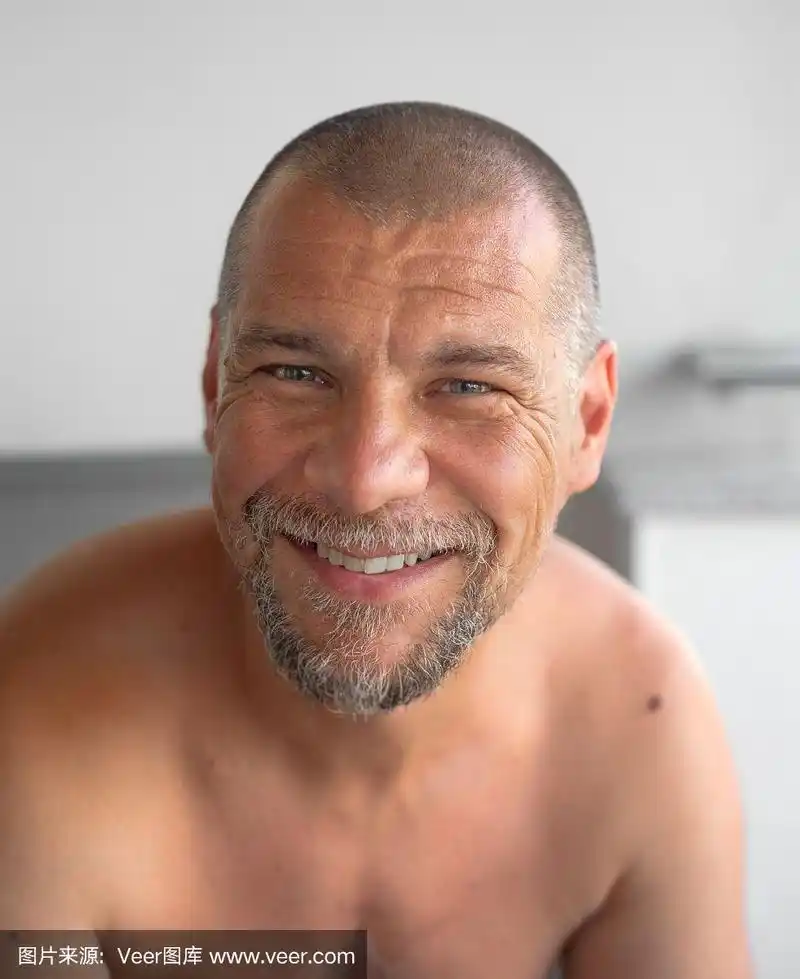 胡子男微笑