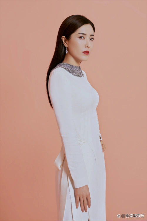 最美校花曾黎:父亲的离世是她一辈子的遗憾,家庭阴影让她单身