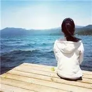 一个人坐海边背影女生图片头像,一个人看海.