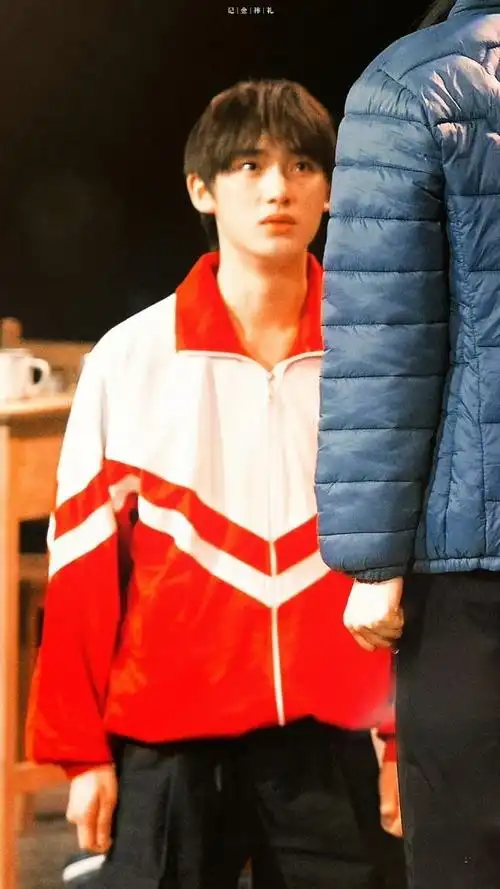 小丁的眼神好有戏,红色校服也不能掩盖住宝贝的帅气#丁程鑫北电汇报