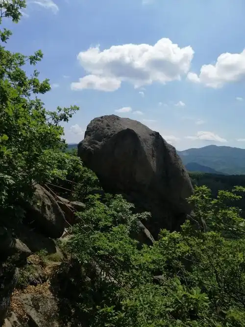 这是吉林省吉林市的朱雀山,海拔817米,风景优丽,值得一游的地儿.