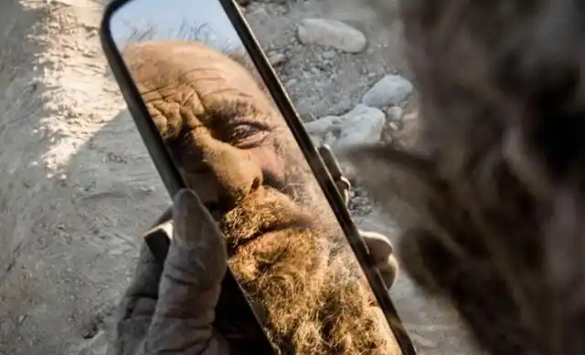 世界上最脏的人:68年不洗澡,腐肉当食物,牛粪当烟抽,身体倍好|苍蝇|病