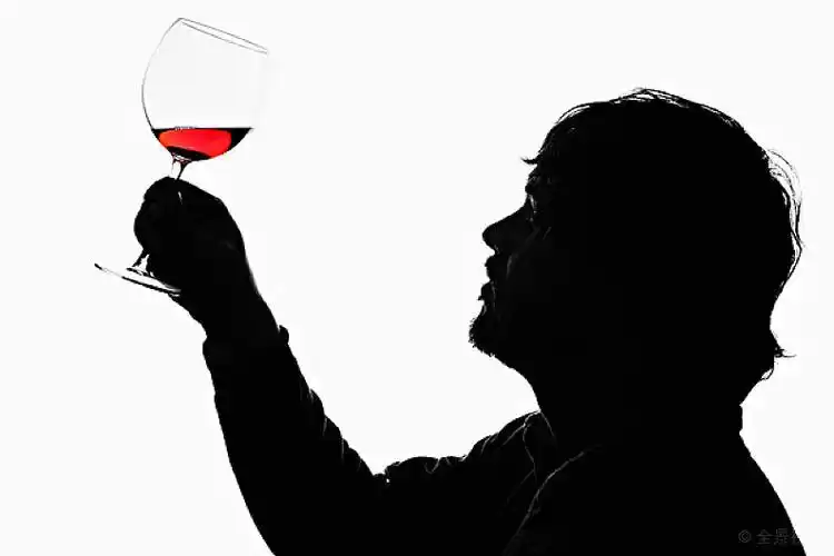 剪影_男人_拿着_向上_红酒杯_检查_图片素材