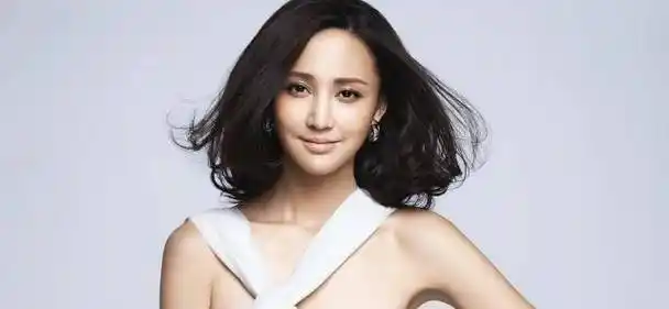 拿婚姻来说,张若昀和唐艺昕要结婚,吴亦凡和容祖儿,还有宋茜要征婚