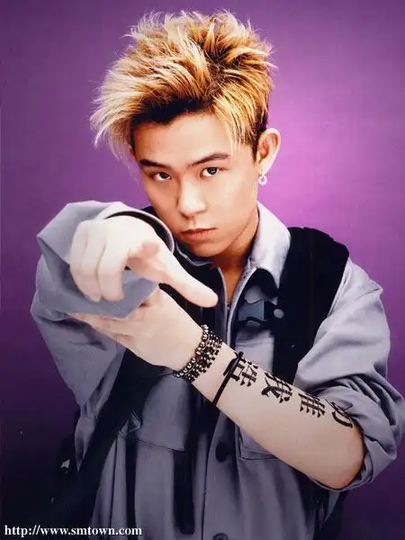 名: 安胜浩 喜欢的古龙水: hugo boss,escape 韩国名: weung ho,tony