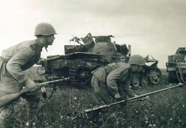 二战时期苏联女兵为何穿裙子上战场原因令人十分羞耻