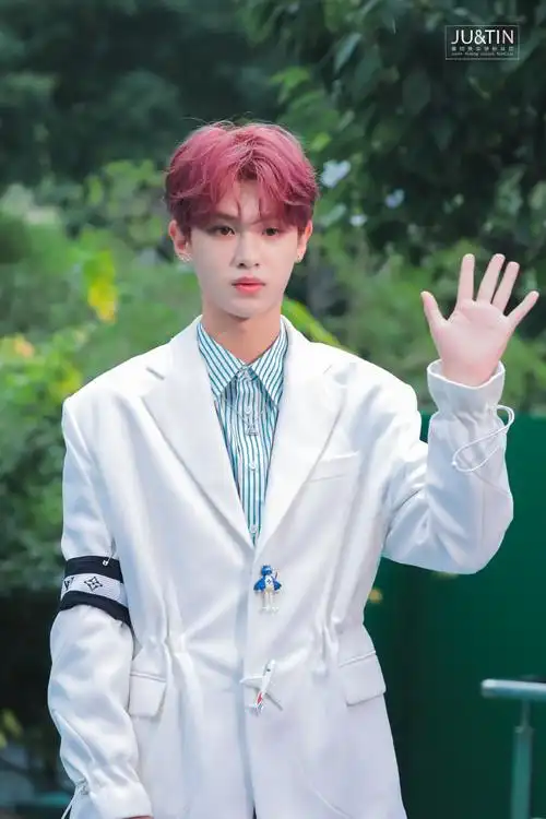 黄明昊超话#黄明昊苏格兰格纹红裙#20210708 lv活动是酷不到三秒的