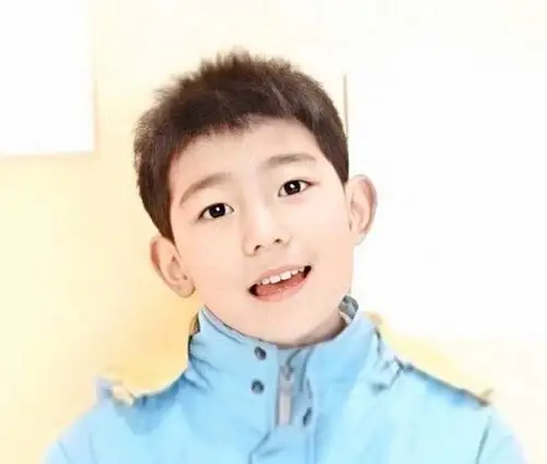 王源真的有点圆唉 太可爱了吧 他更应该叫大耳朵图.