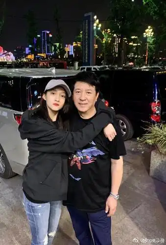 关晓彤搂爸爸关少曾合影感情好 张大嘴巴腿部姿势豪迈