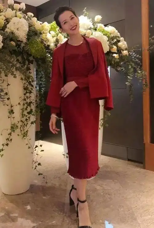 46的蔡少芬再怀第三胎穿无痕裤秀出3939筷子腿3939腿让人窒息