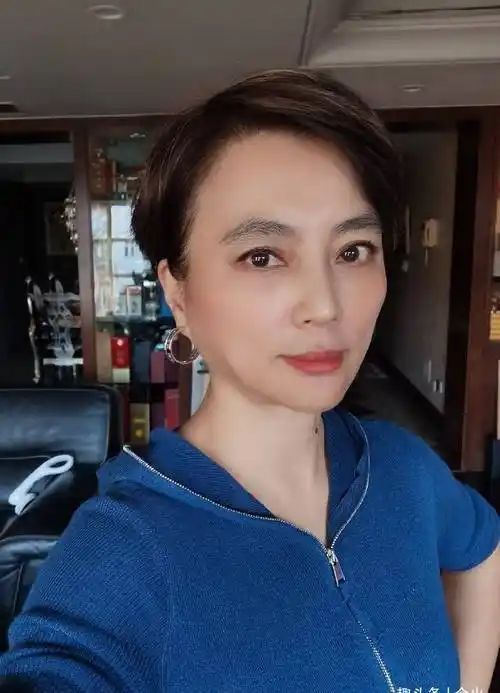 "玉兔精"李玲玉庆58岁生日,混血儿子罕出镜,曾说老公比演员好_照片