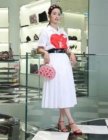 林依晨干练马尾配黑裙,"丝袜"凉鞋成亮点,冻龄颜值美得不像37