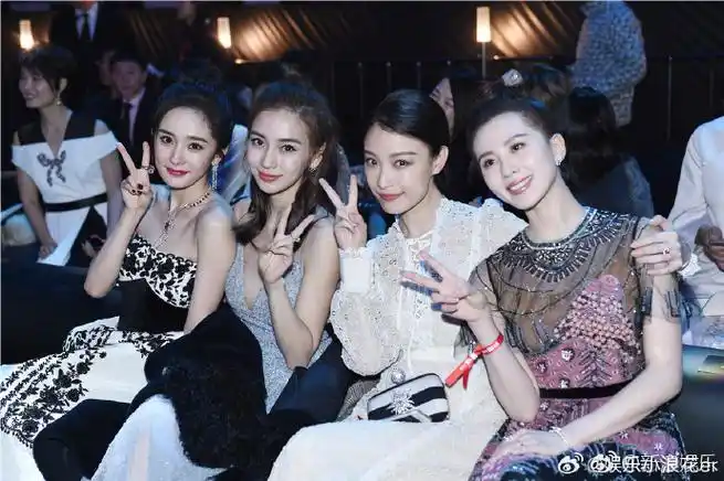 uniq-王一博&@李现ingcos四大才子  @胡歌@刘亦菲@刘诗诗@杨幂排排坐