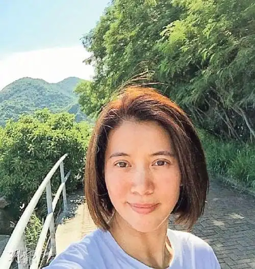 袁咏仪44岁生日晒美照素颜短发依旧靓丽