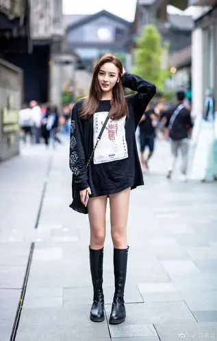 街拍:小姐姐穿搭很减龄,是想回到学生时代吗?