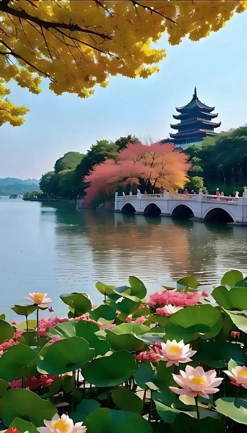 西湖美景三月天.春天来了,西湖是这样的……春风拂面,柳垂湖畔 - 抖音