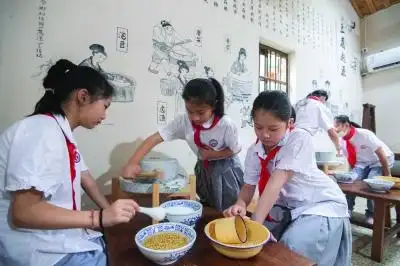 学生们在豆腐坊中体验豆腐制作