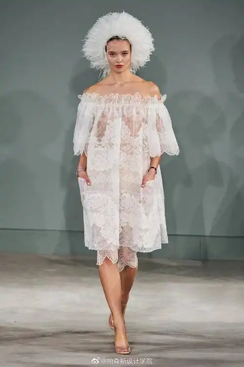 颜色往往能传递出很多的信息,白色是最纯净的颜色,具有通透感和仪式感