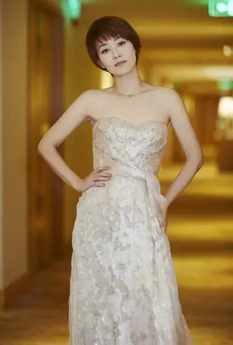 马伊琍打造粉嫩甜美风,抹胸礼服裙显得身材匀称气质好