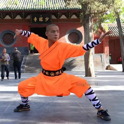 然而腿长两米的陈伟霆,非要在宽松的橙色工装裤外面套上一层袜子,只能