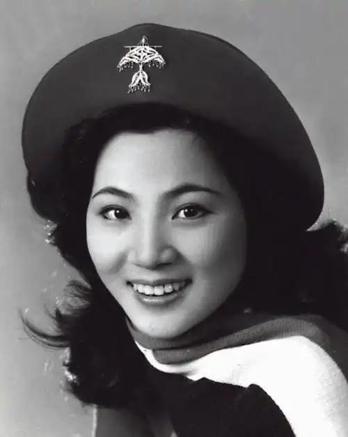 郑绪岚春晚一首歌爆火巅峰期效忠美国遭封杀如今怎么样了