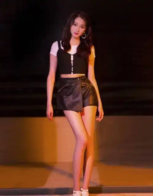 而有网友表示,关晓彤18岁那年的官方身高,有看到174.