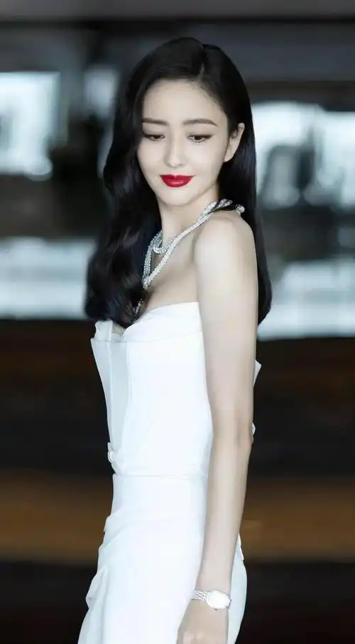 佟丽娅:新疆三美中的颜值代表,她的酒窝笑靥迷人,身材婀娜多姿