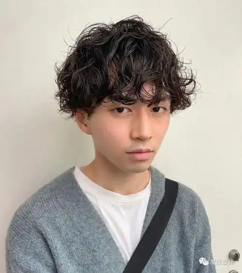 短发走的是韩式风格,深色系染发让皮肤变得白皙,自然卷男生完全不用