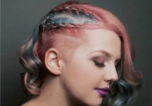 两边短,其余头发长的发型叫什么名字 女生掏空鬓角发型不止爱短发