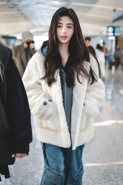 最近鞠婧祎在机场的私服,身穿橘色短款外套搭配上休闲工装牛仔裤,显高