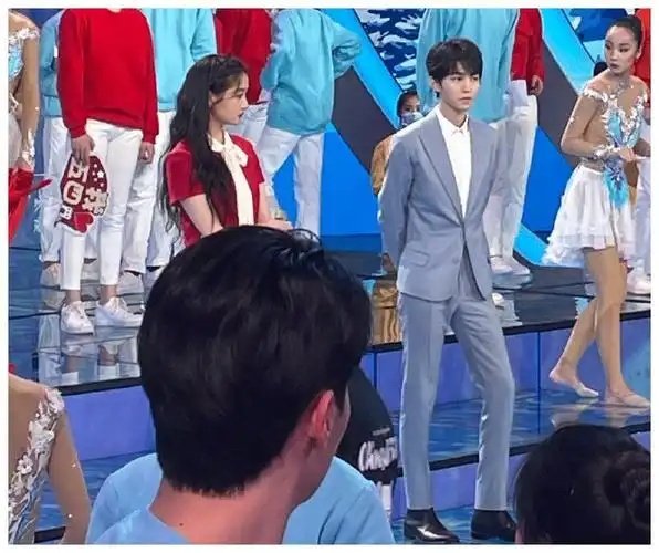 王俊凯关晓彤录央视晚会同框好养眼我却留意身高差没瞧错