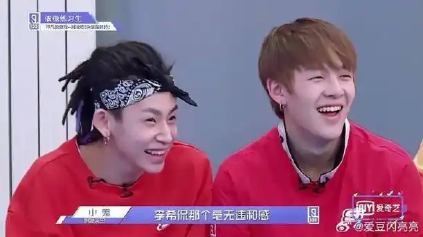 陈立农你是超人不是肌肉男,一出场就做猛男姿势,蔡徐坤都看笑了_新浪