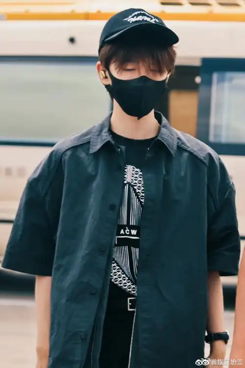 贺峻霖all black机场图##贺峻霖微博电影之夜出发路透
