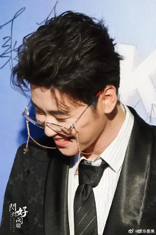 张云雷红毯首秀##张云雷金丝眼镜造型