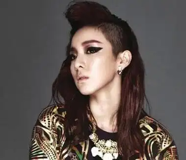 女生露额剃鬓角微卷中长发发型