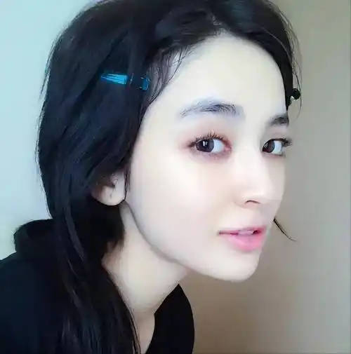 古力娜扎直播卸妆后,五官素颜更加动人,网友:这是卸了个空气?