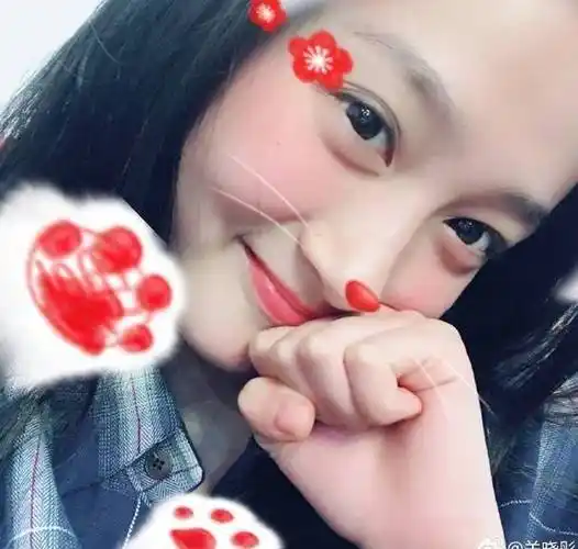 原创关晓彤情人节晒敞衣露怀卖萌照被网友问法国的狗粮好吃吗