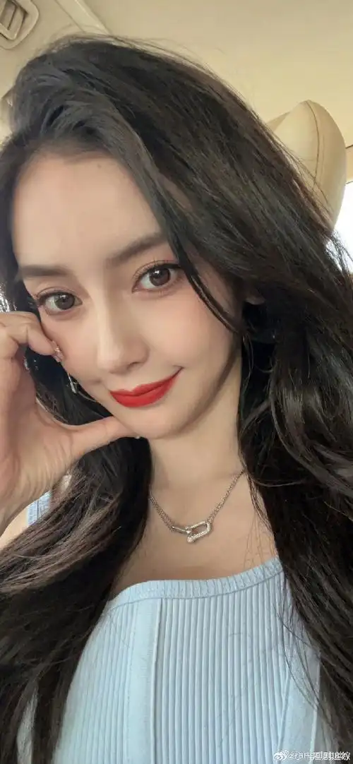 杨颖脸颊比心随拍##angelababy脸颊比心自拍##angelababy水蓝人蛹姬