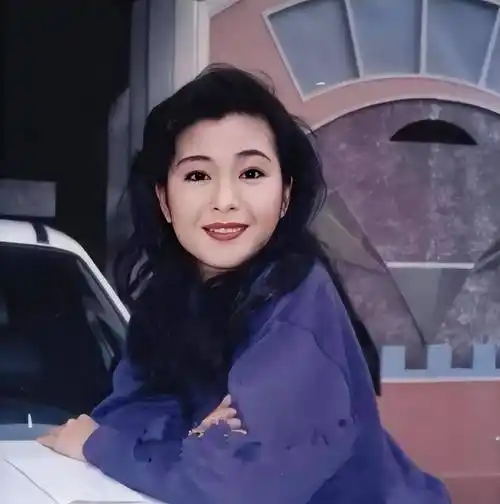 生猛的香港太妹,新婚13天老公猝死,甘做男人情妇,潇洒又风流_伍咏薇_