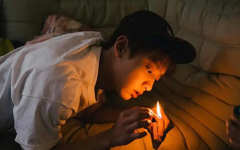 求图中灿烈的高清大图,是二辑回归时候的吧,以前在纹字锁屏上看见过