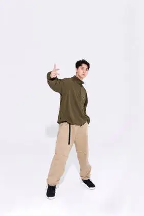 金色刺龙灯泰国春节街舞男孩耍酷形象中国新年年俗做花灯龙灯插画西安