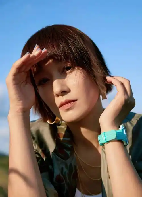 马伊琍城市旷野秋意写真闭目凝神恣意享受大自然